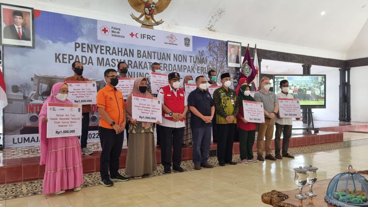 Gallery Photo 14 Juni 2022. Penyerahan Bantuan Tunai Kepada Masyarakat Terdampak Bencana Gunung Semeru