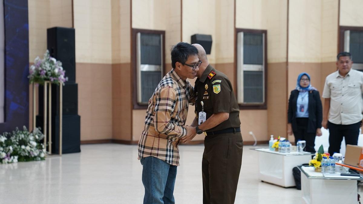 Gallery Photo 18 Oktober 2022. Penyerahan Penghargaan Kepada Kajari Madiun Bapak Bambang Panca Wahyudi Hariadi SH., MH.