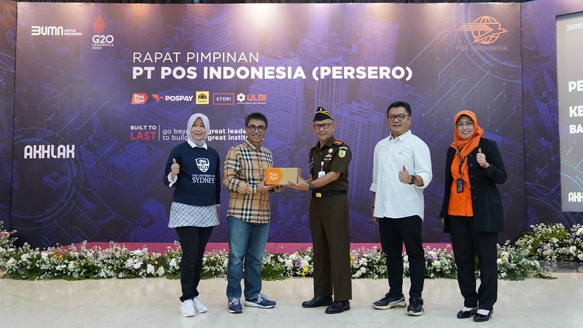 Gallery Photo 18 Oktober 2022. Penyerahan Penghargaan Kepada Kajari Madiun Bapak Bambang Panca Wahyudi Hariadi SH., MH.