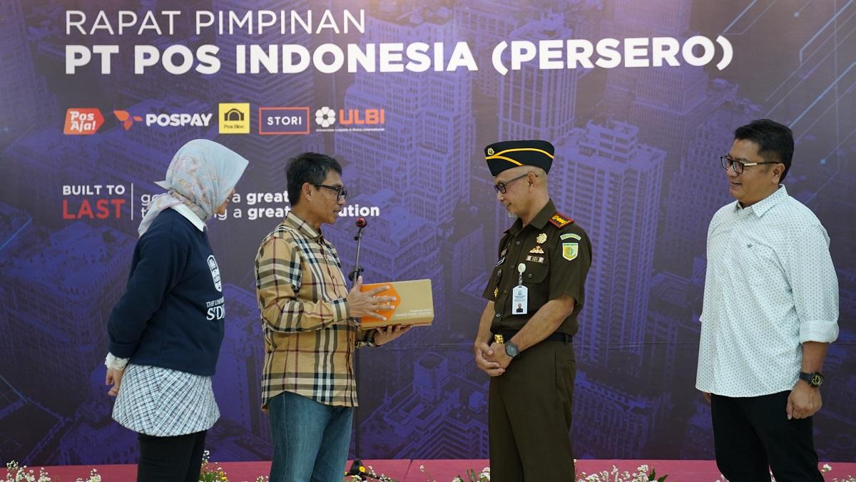 Gallery Photo 18 Oktober 2022. Penyerahan Penghargaan Kepada Kajari Madiun Bapak Bambang Panca Wahyudi Hariadi SH., MH.