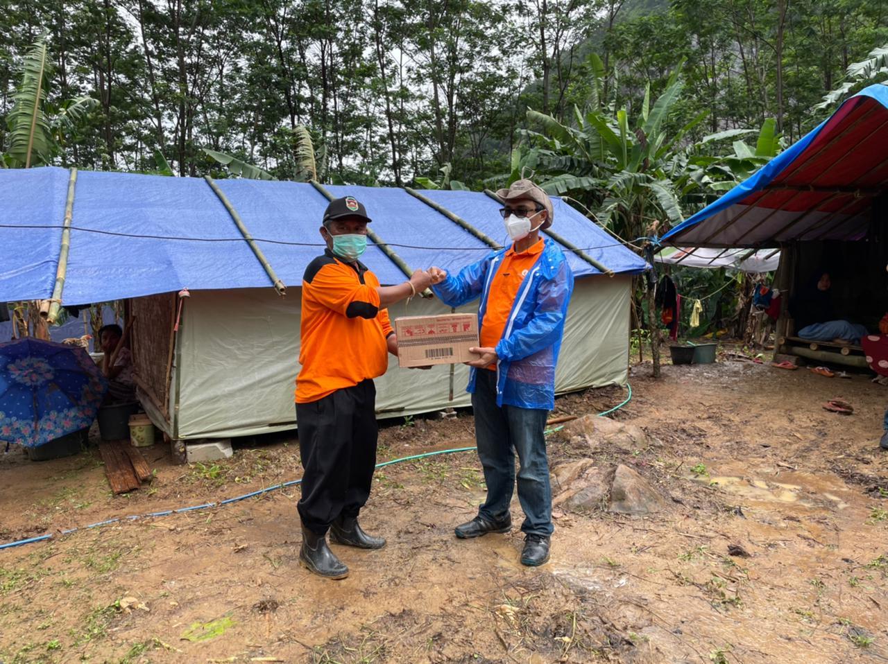Gallery Photo 20 Februari 2021, Dirut Pos Indonesia Tinjau Langsung Penyaluran BST dan Warga Korban Longsor di Purwakarta.