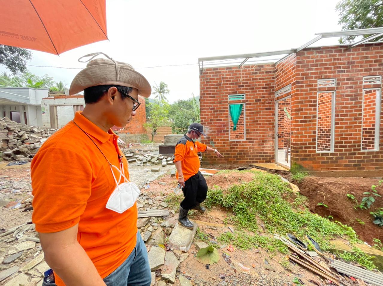 Gallery Photo 20 Februari 2021, Dirut Pos Indonesia Tinjau Langsung Penyaluran BST dan Warga Korban Longsor di Purwakarta.