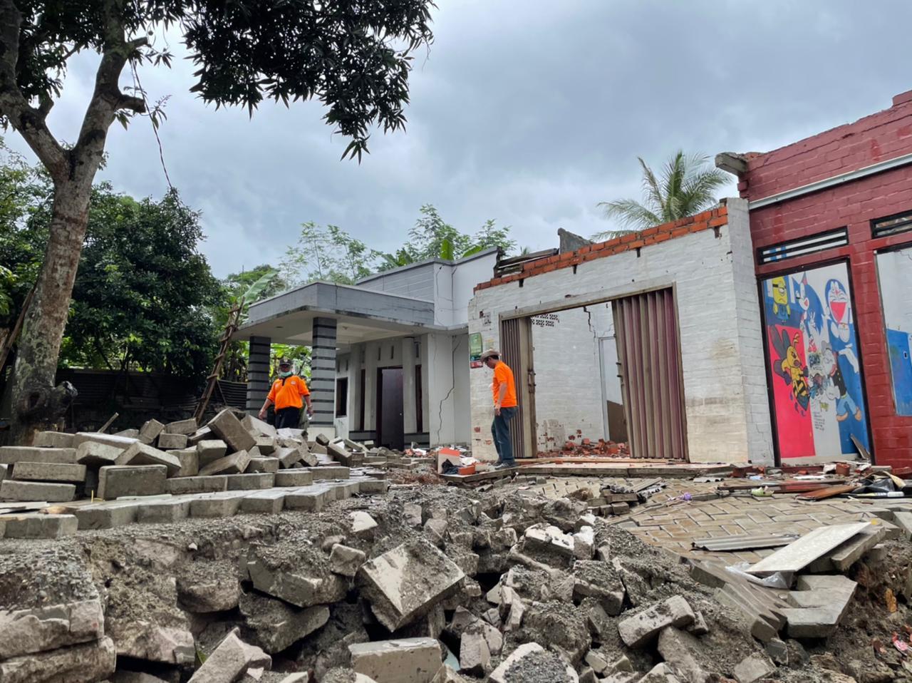 Gallery Photo 20 Februari 2021, Dirut Pos Indonesia Tinjau Langsung Penyaluran BST dan Warga Korban Longsor di Purwakarta.