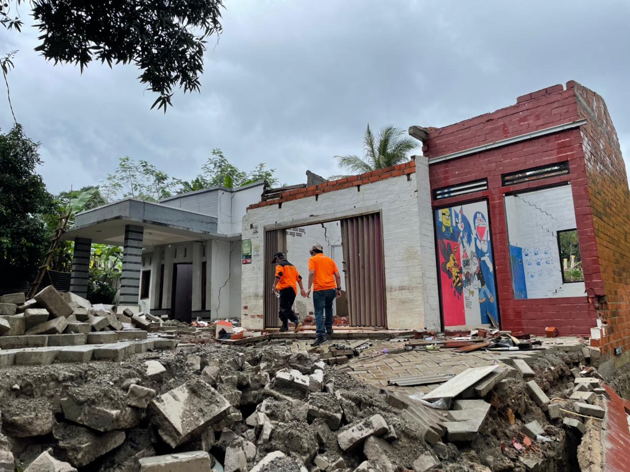 Gallery Photo 20 Februari 2021, Dirut Pos Indonesia Tinjau Langsung Penyaluran BST dan Warga Korban Longsor di Purwakarta.