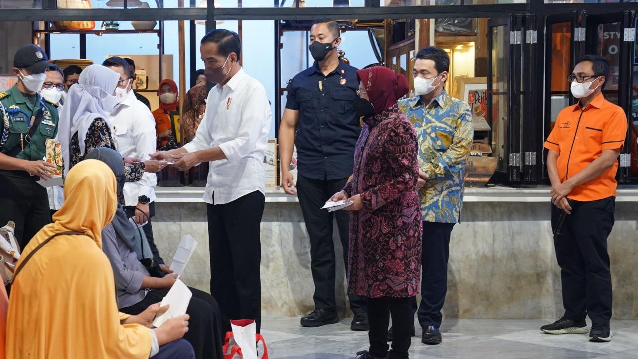 Gallery Photo 25 April 2022. Penyaluran Bantuan Sosial Tunai Minyak Goreng dan Sembako