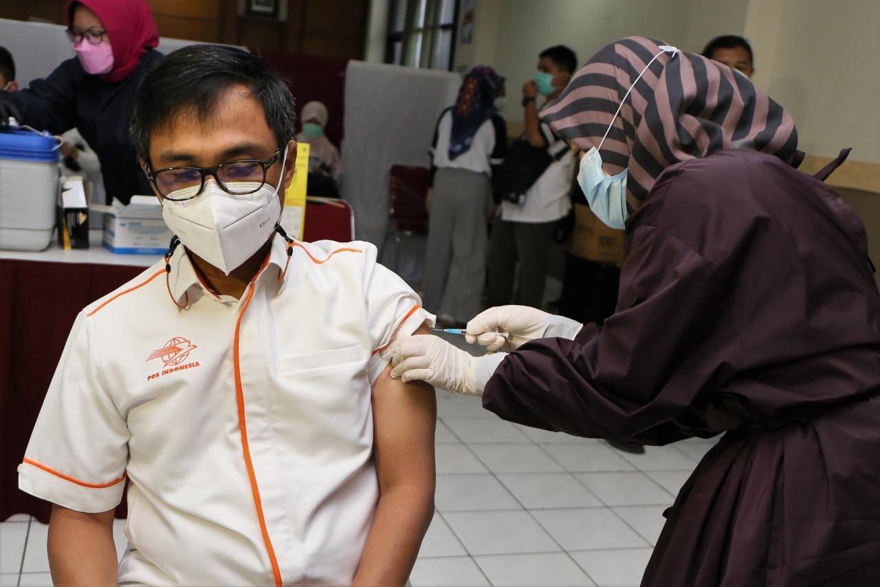 Gallery Photo 31 Maret 2021. 12.000 Pegawai Pos Menerima Vaksinasi Vaksinasi Covid-19