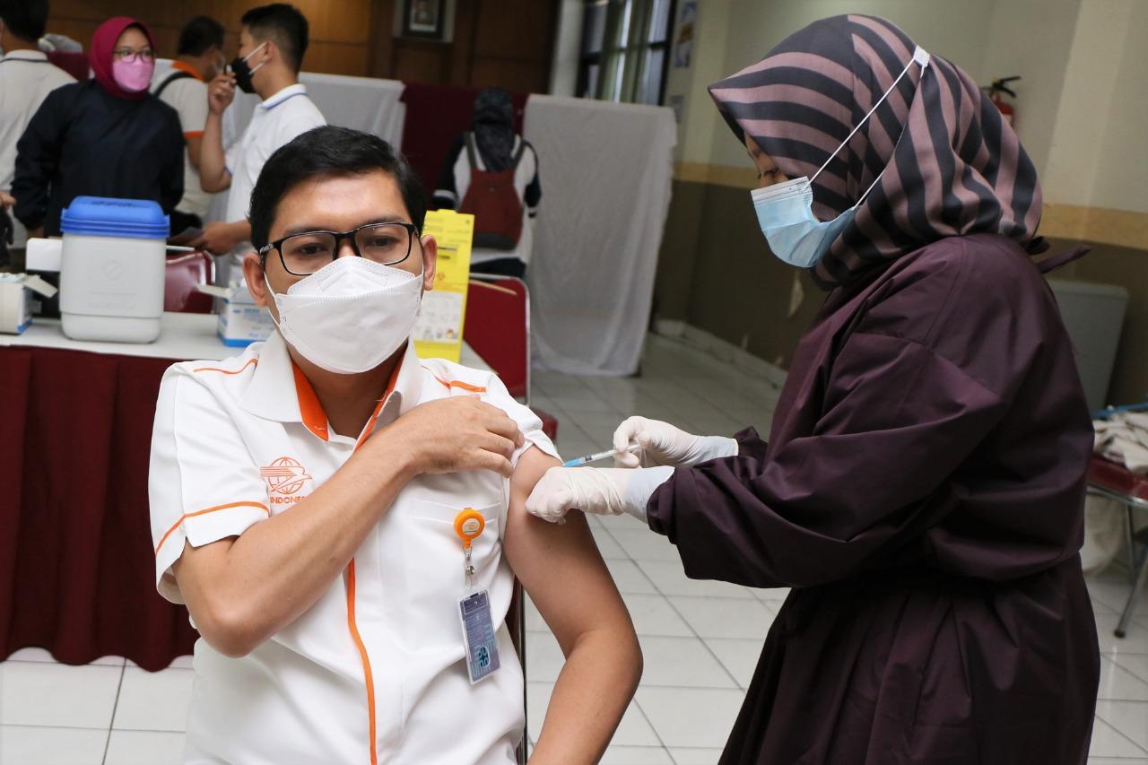 Gallery Photo 31 Maret 2021. 12.000 Pegawai Pos Menerima Vaksinasi Vaksinasi Covid-19