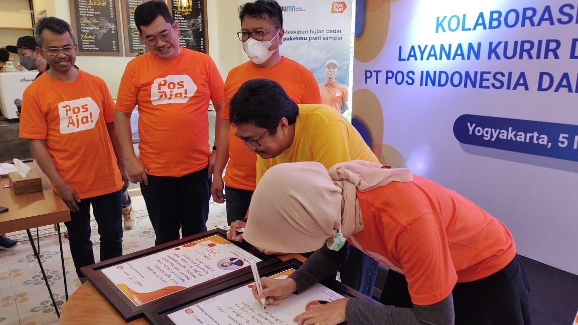 Gallery Photo 5 Mei 2022. Kolaborasi jaringan layanan kurir dan keuangan Pos Indonesia dan Bank Mandiri