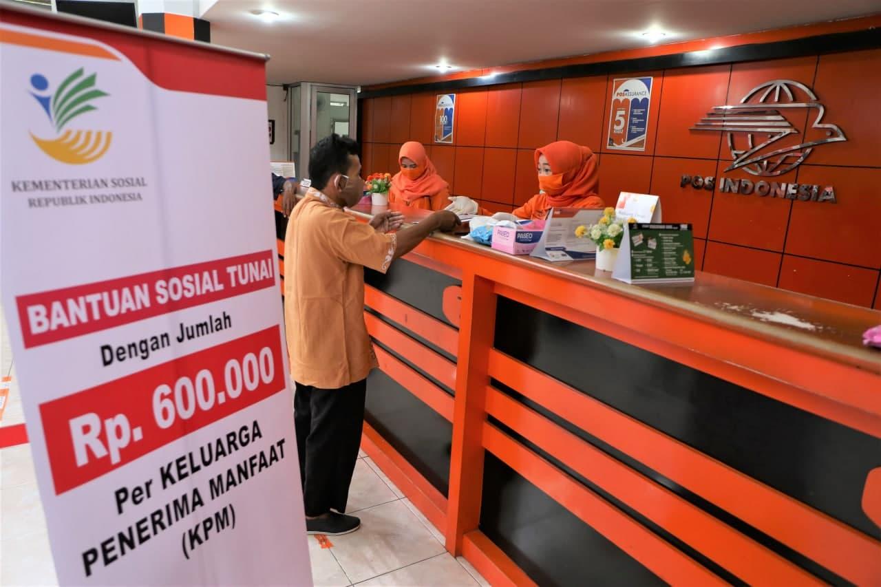 Thumbnail News Bansos Tunai Mulai Dibayarkan, Seluruh Petugas Pos Indonesia Sudah Divaksin Covid-19