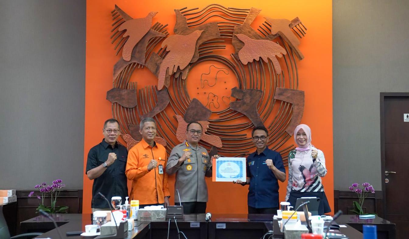 Thumbnail News Berhasil Tangkap Pencuri Meterai :  Pos Indonesia Beri Piagam Karya Jasa Kepada Kapolresta Bandar Lampung