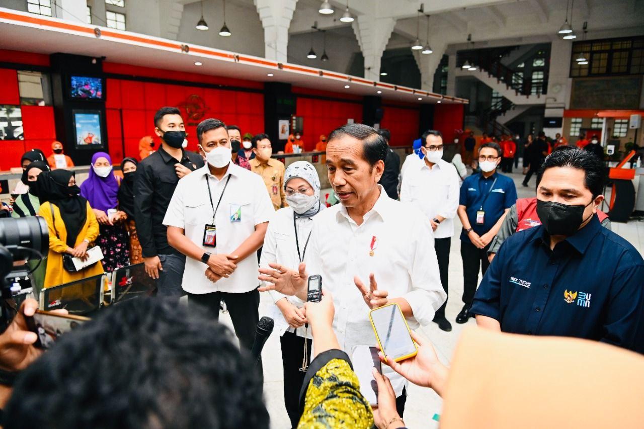 Thumbnail News BLT BBM Tersalurkan 99,48 Persen di Jawa Barat, Presiden Jokowi Pastikan Penyaluran Bansos Lancar