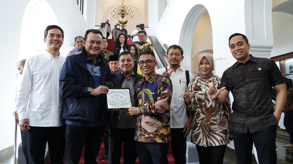 Thumbnail News Komisi VI DPR RI: Pos Indonesia Pimpin Holding BUMN Logistik Nasional