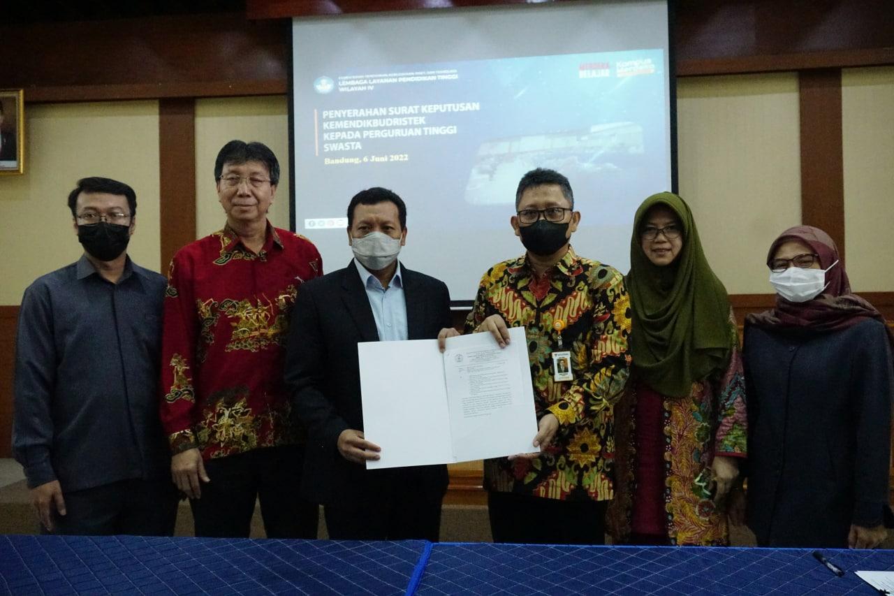 Thumbnail News Penyerahan SK Merger POLTEKPOS dan STIMLOG Menjadi Universitas Logistik & Bisnis Internasional (ULBI)