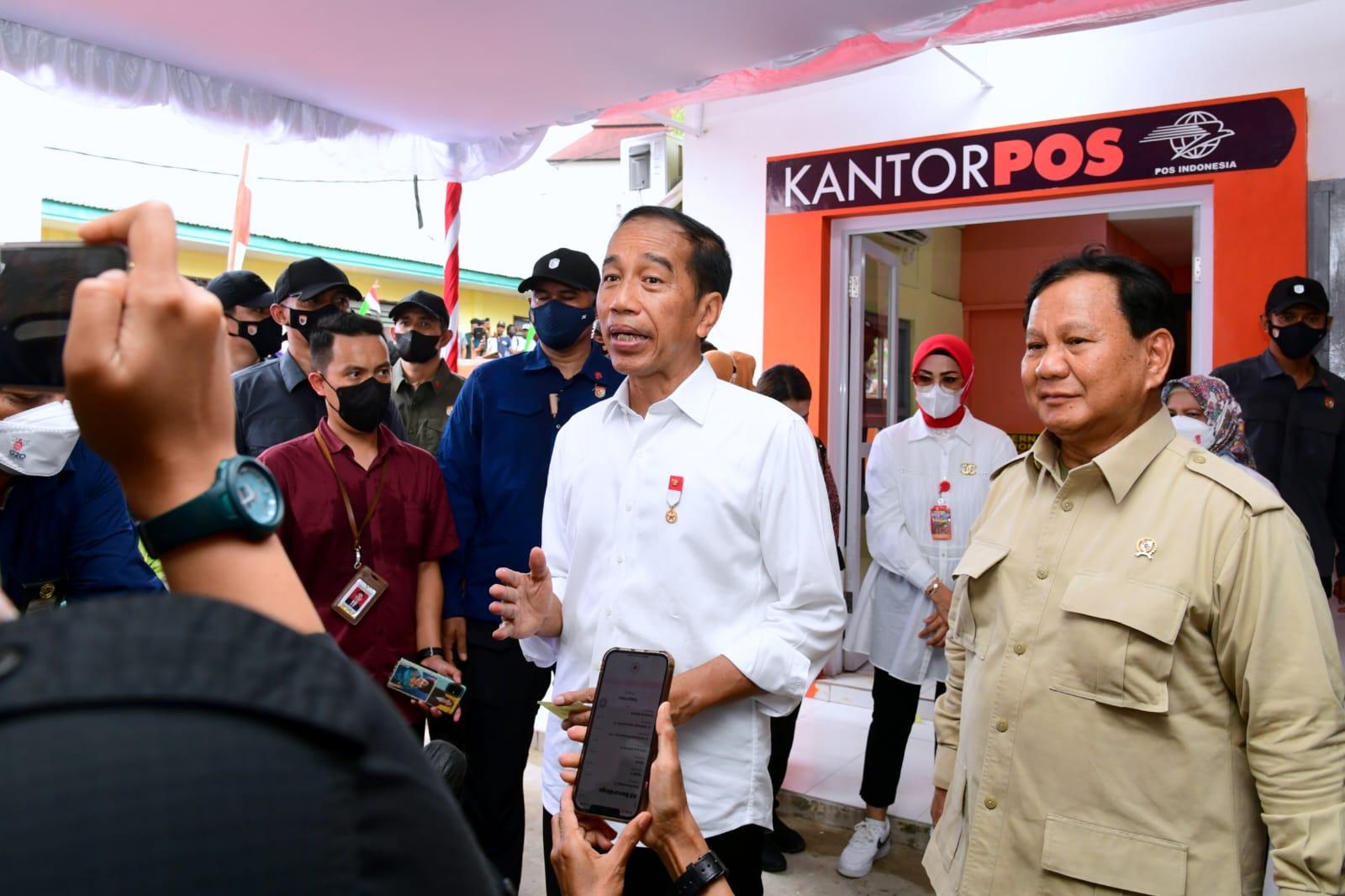 Thumbnail News Presiden Jokowi Tinjau Penyerahan Bantuan Sosial di Kantor Pos Kepulauan Aru
